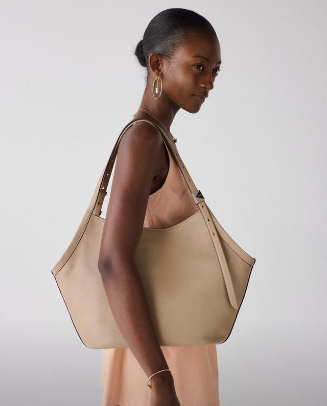  お仕事の日も頼れるトートバッグ